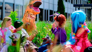 Lapsia pukeutuneena rooliasuihin.