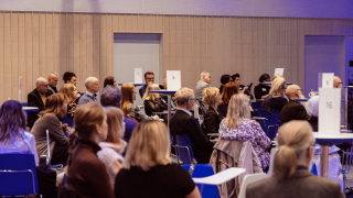 Yleisöä kuuntelemassa seminaaria. 