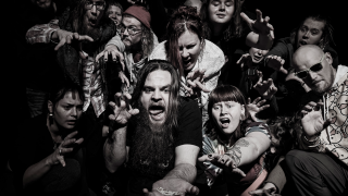 Yhden ihmisen kädessä on laastari ja joukko ihmisiä tavoittelee sitä.