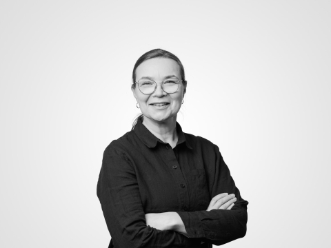 Mustavalkoinen kasvokuva Heidi Vasarasta.