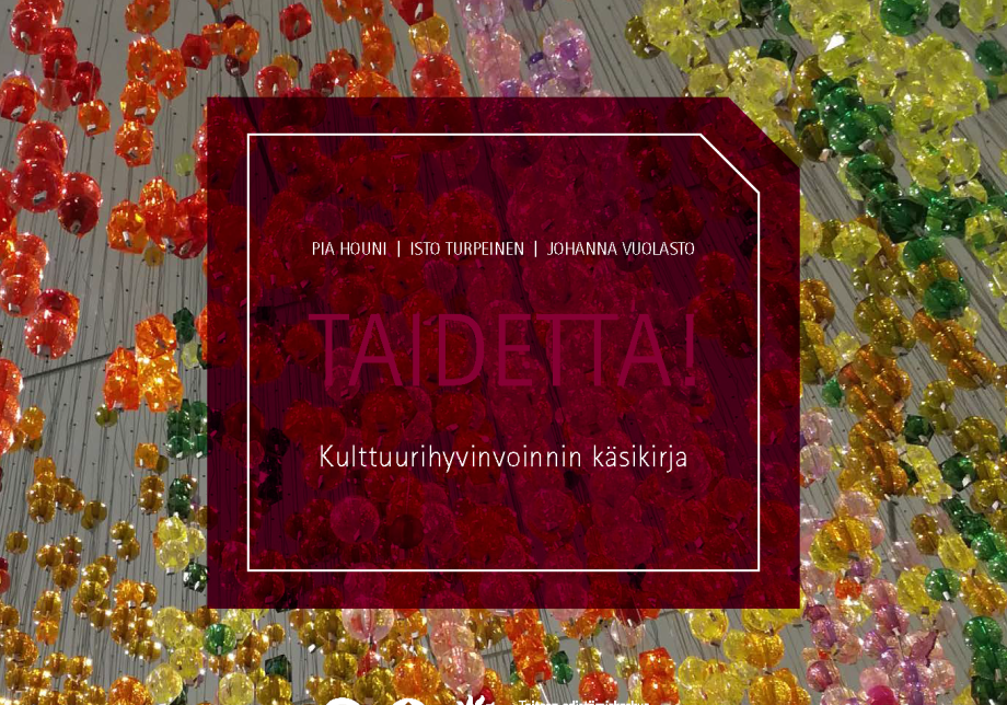 Kansikuva. Katosta roikkuvia värikkäitä taideteoksen osia.