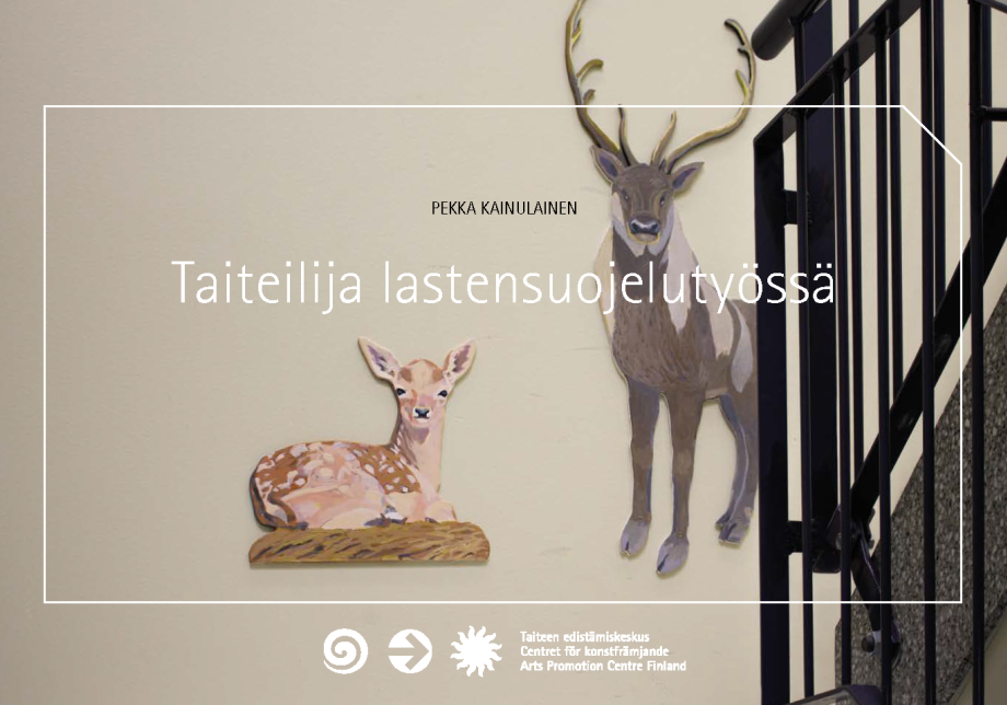 Maalatut ja muotoonleikatut peuraa ja vasaa esittävät teokset rappukäytävän seinällä.