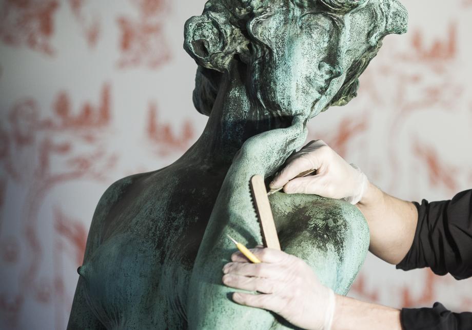 Havis Amanda -patsaan kasvot, joita korjataan.