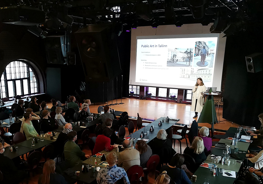 Yleisö kuuntelee esiintyjä Kati Otsia tapahtumasalissa