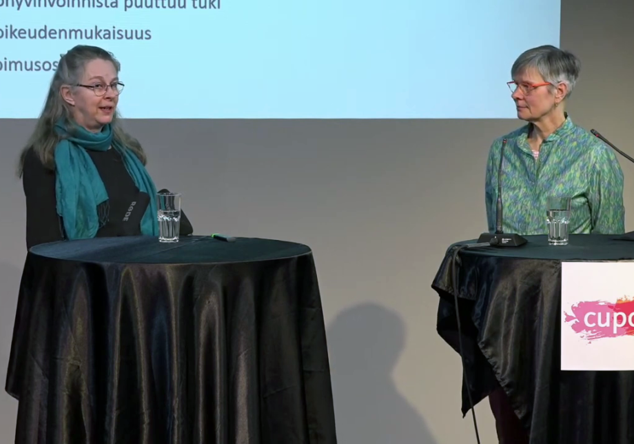 Anna Anttila ja Sikke Leinikki keskustelevat lavalla