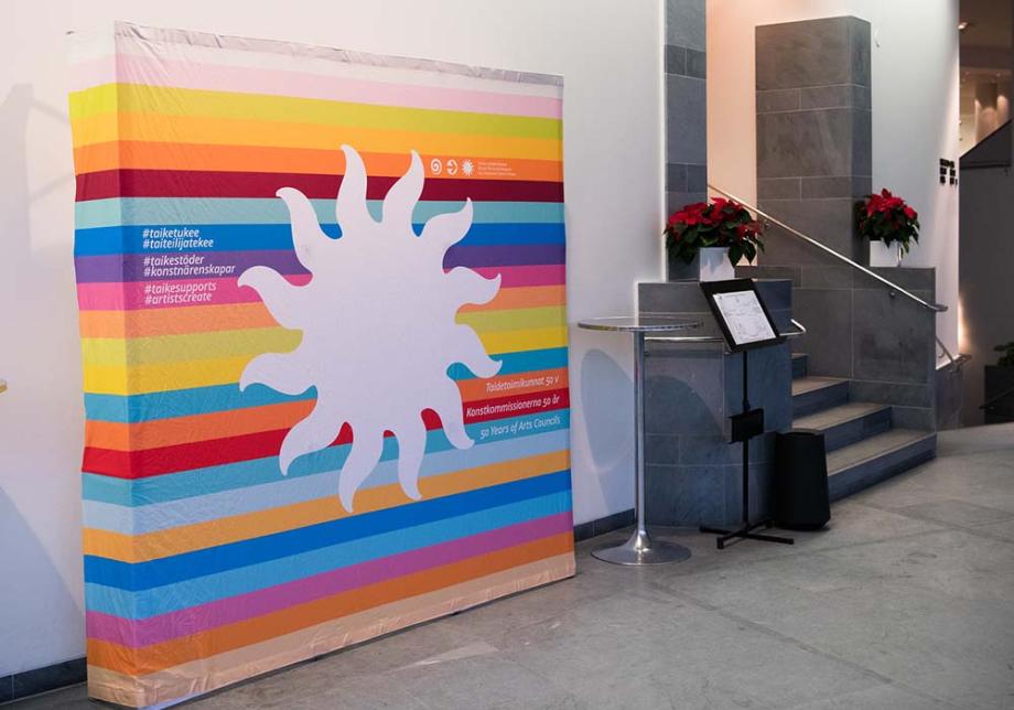 Taiken raidallinen banderolli aulassa