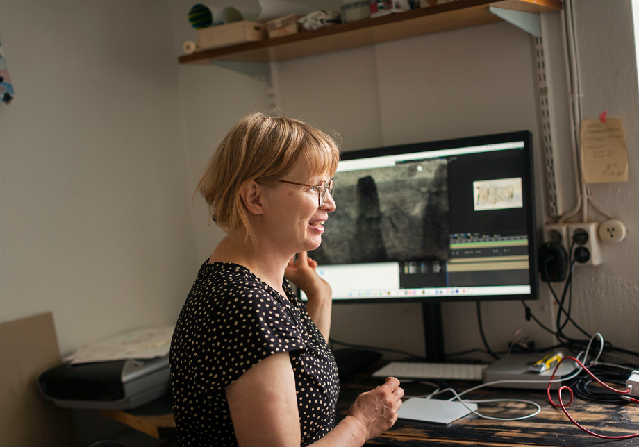 Kuvittaja työskentelee tietokoneen ääressä