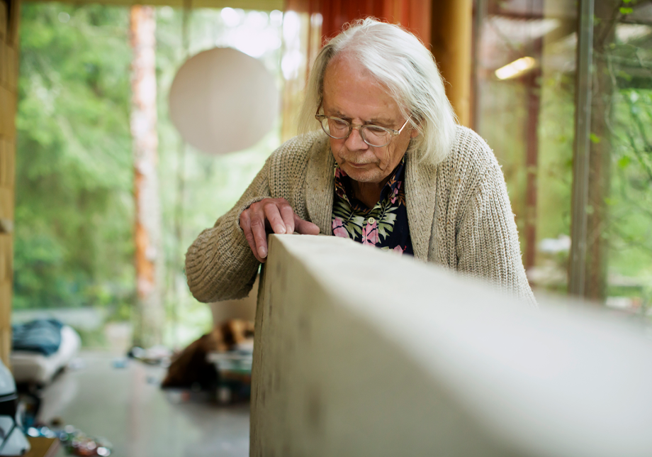 Arkkitehti tutkii seinämää