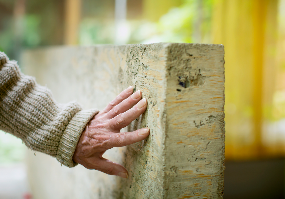 Arkkitehti tunnustelee materiaalia