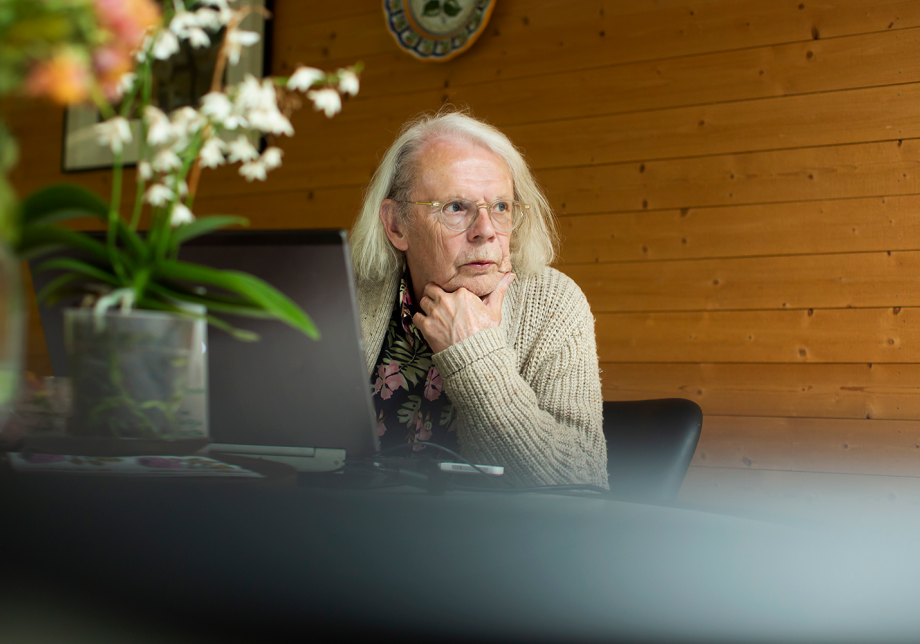 Arkkitehti työskentelee tietokoneen ääressä