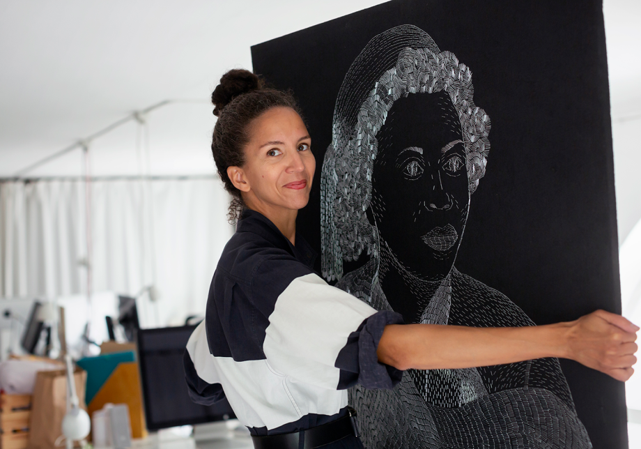 Nykytaitelija kantaa teostaan.