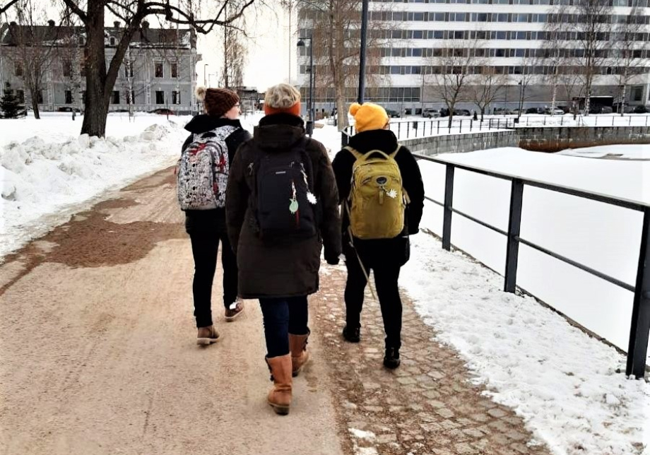 Ihmisiä kävelemässä.