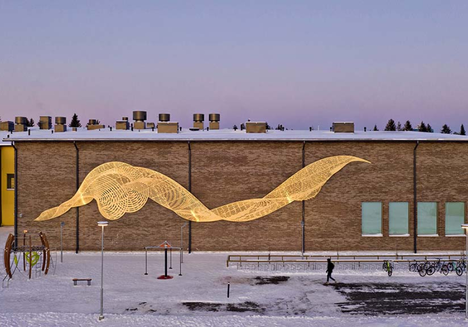 Julkinen taideteos koulun seinässä.