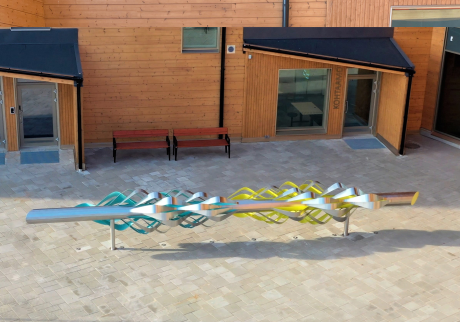 Julkinen taideteos rakennuksen edessä.