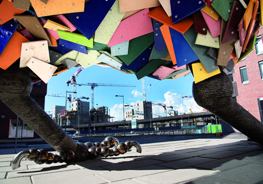 Värikäs julkinen taideteos.