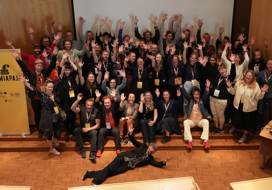 Työpajan osallistujat poseeraamassa ryhmäkuvassa.