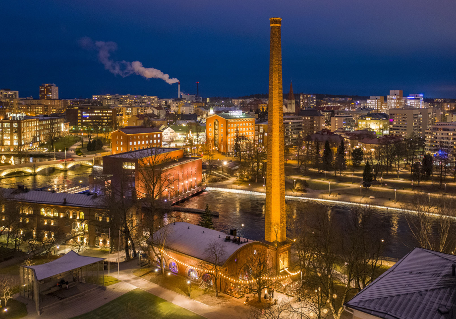 Näkymä korkealta öiseen Tampereen keskustaan.