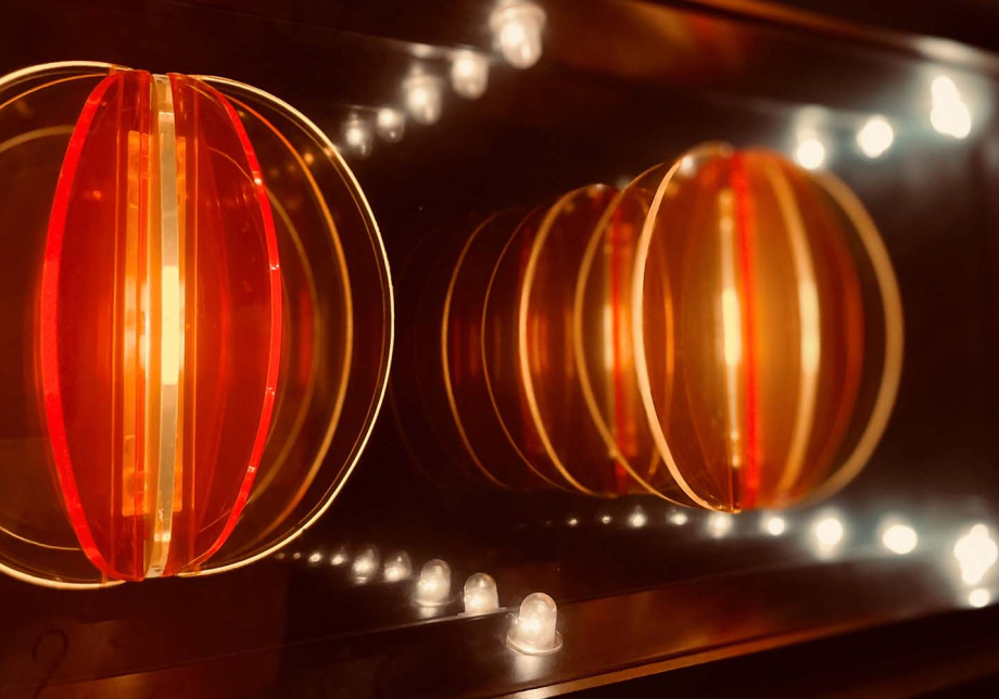 Valaisimia, joiden valot heijastuvat viereisiin pintoihin.