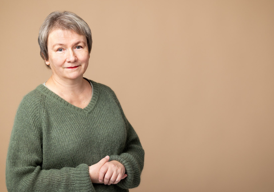 Alice Martin katsoo kameraan hymyillen.
