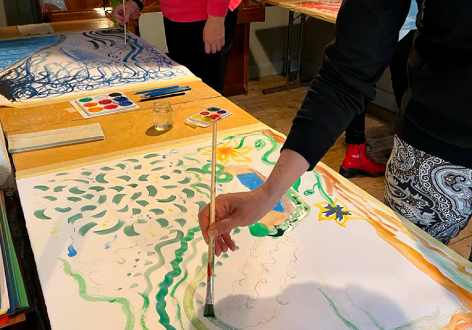 Kaksi henkilöä maalaavat taidetyöpajassa.