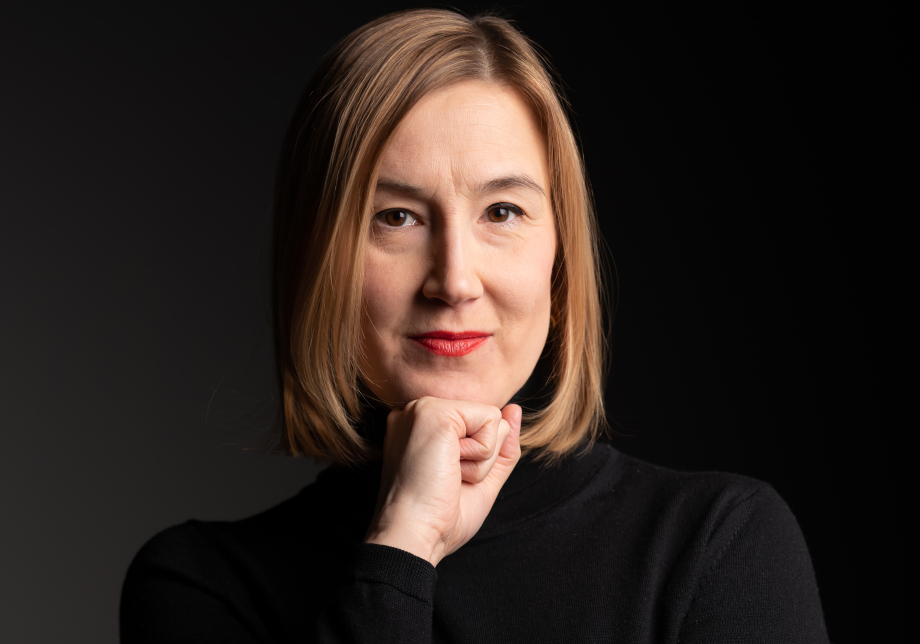 Webinaarin valmentajan, Elsa Ervastin, kasvokuva mustalla taustalla