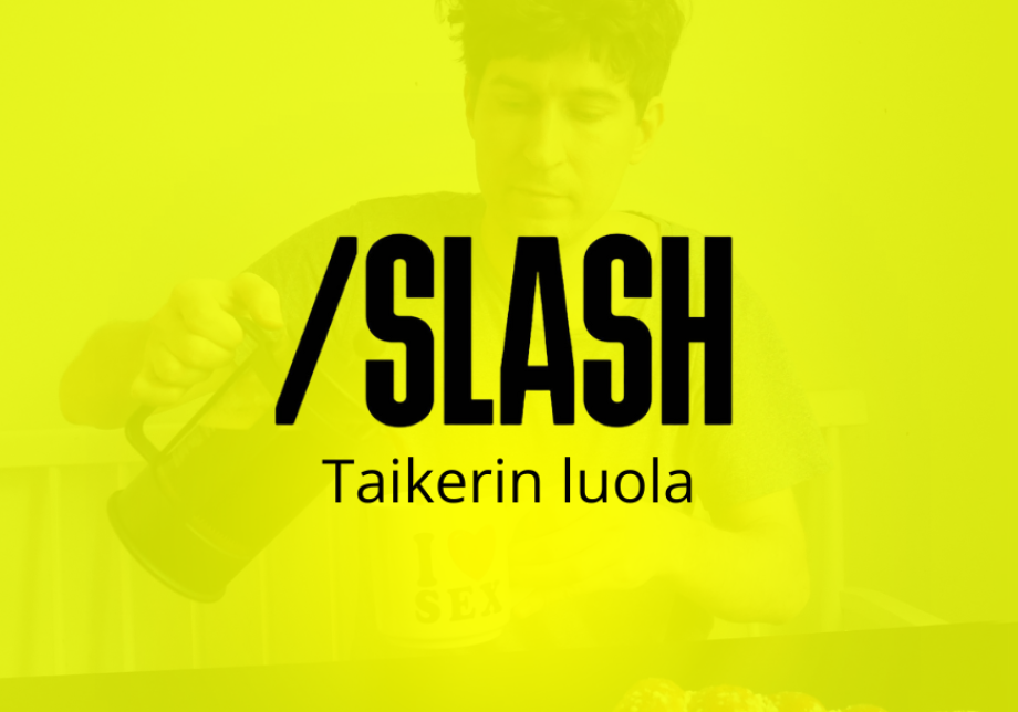 Keltaisella taustalla teksti &quot;/SLASH Taikerin luola&quot;, taustalla Kasper Strömman pullakahvilla.