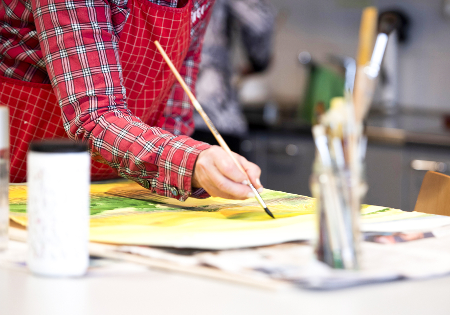 Tilannekuva vesiväreillä maalaavasta kädestä.