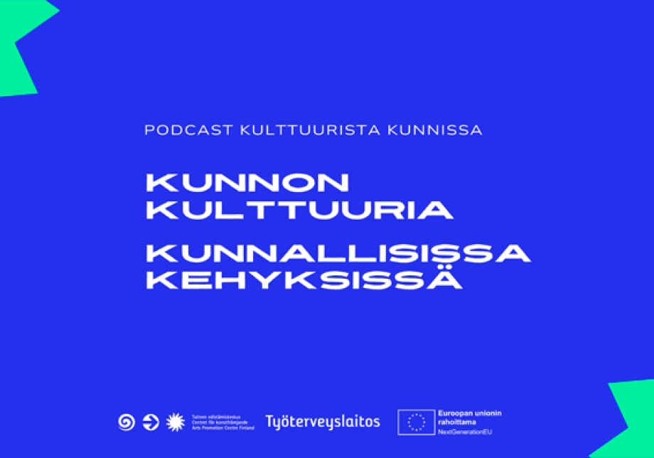 Sinisellä pohjalla kaksi vihreää tähteä ja teksti: &quot;Podcast kulttuurista kunnissa. Kunnon kulttuuria kunnallisissa kehyksissä.&quot;