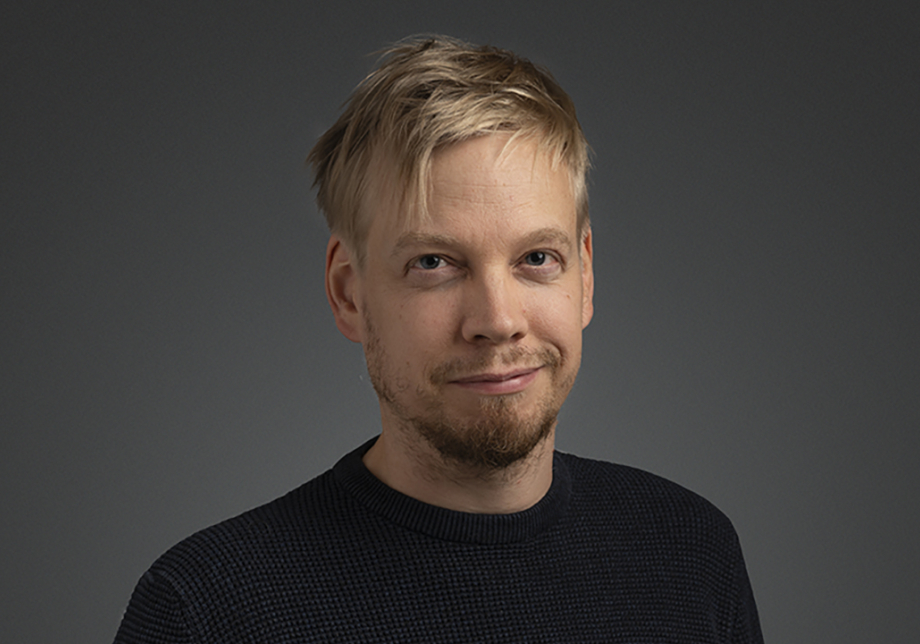 Antti Huntuksen puolilähikuva tummaa taustaa vasten