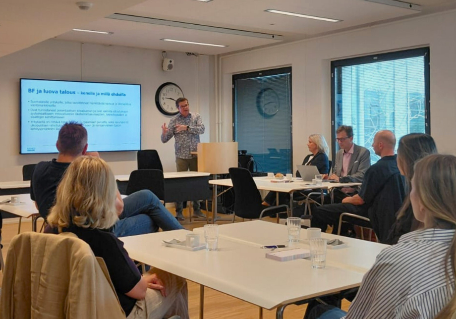 Ihmisiä kuuntelemassa puheenvuoroa.