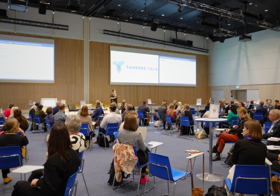 Yleisöä kuuntelemassa Salla Paajasen puheenvuoroa. 