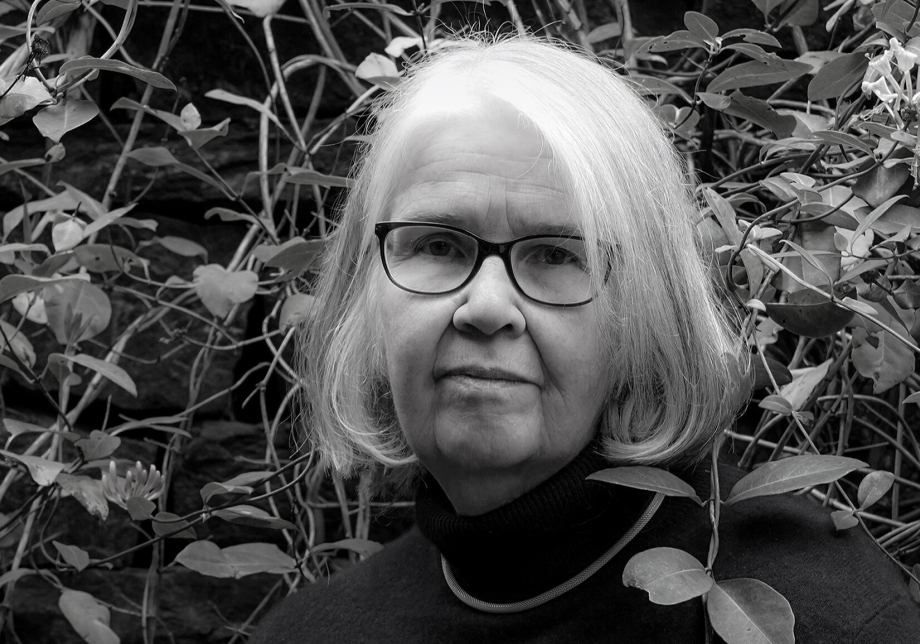 Mustavalkoinen puolimuotokuva Mona Schalinista ulkona
