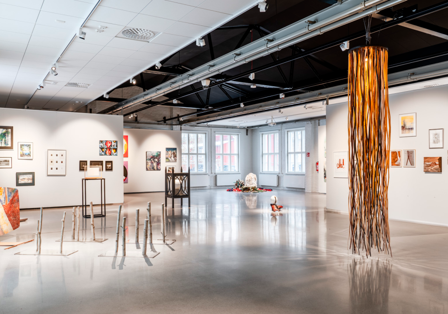 Näyttelytila, jonka seinillä on taidetta.