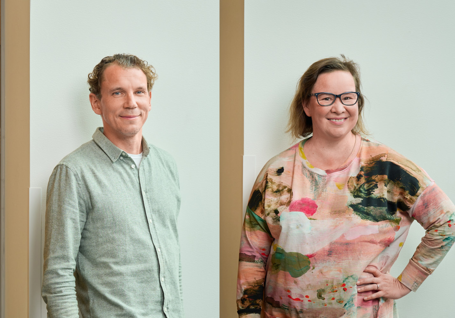 Juha Itkonen ja Rosa Meriläinen seisovat kuvattavana