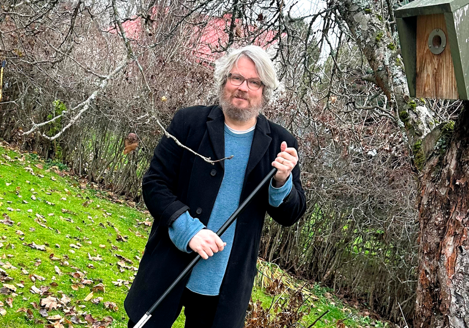 Henkilö haravoi syksyisellä pihalla.