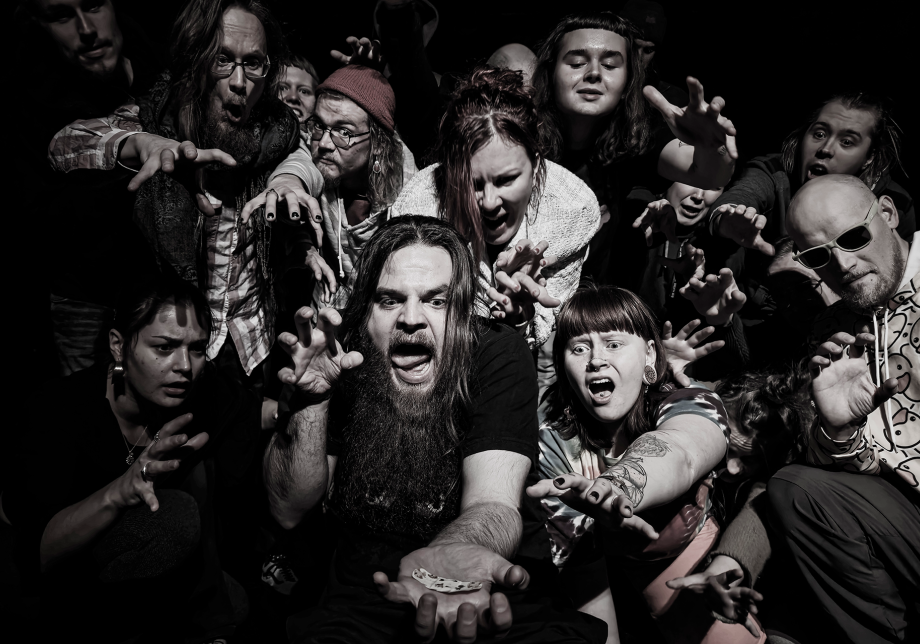 Yhden ihmisen kädessä on laastari ja joukko ihmisiä tavoittelee sitä.