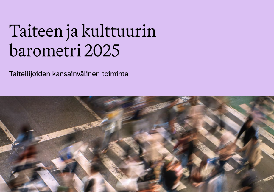 Julkaisun kansi: Violetti tausta ja valokuva vilisevästä ihmispaljoudesta ylittämässä risteystä. Teksti: Taiteen ja kulttuurin barometri 2025 - Taiteilijoiden kansainvälinen toiminta