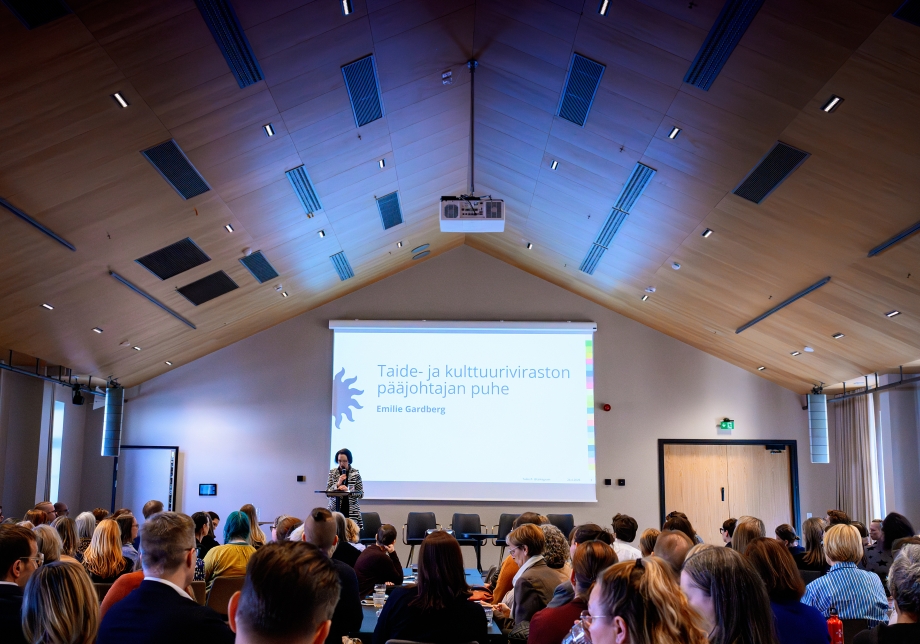 Yleisöä kuuntelemassa Emilie Gardbergin puheenvuoroa.