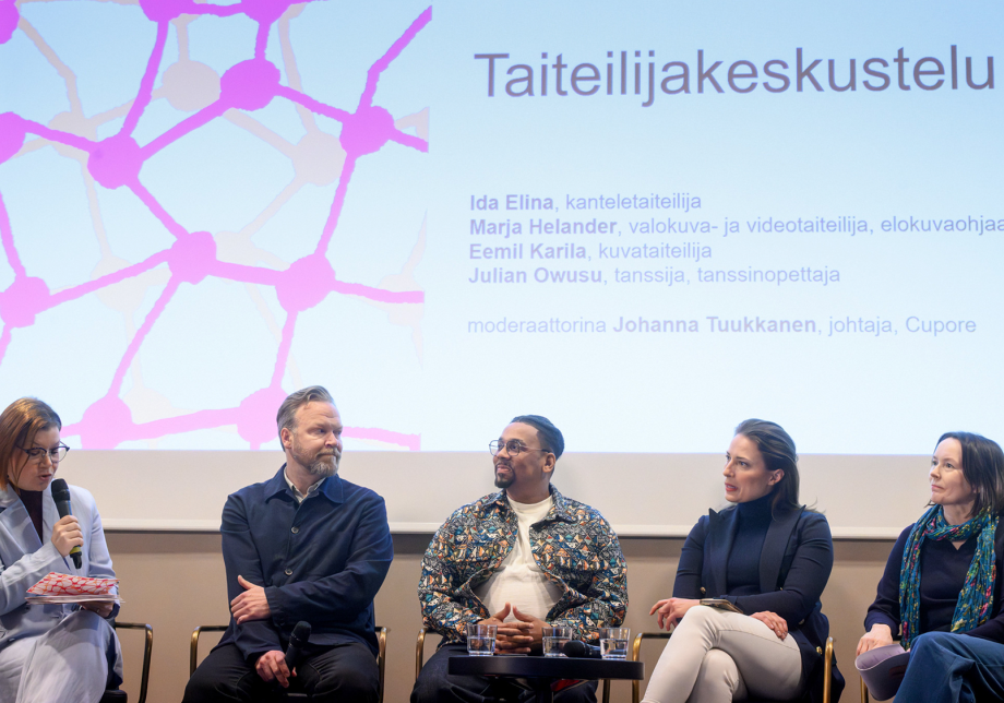 Paneelikeskustelijat rivissä.
