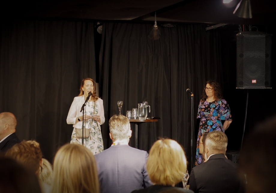 Vappu Aura ja Sofia-Charlotta Kakko lavalla Luovalla lounaalla.