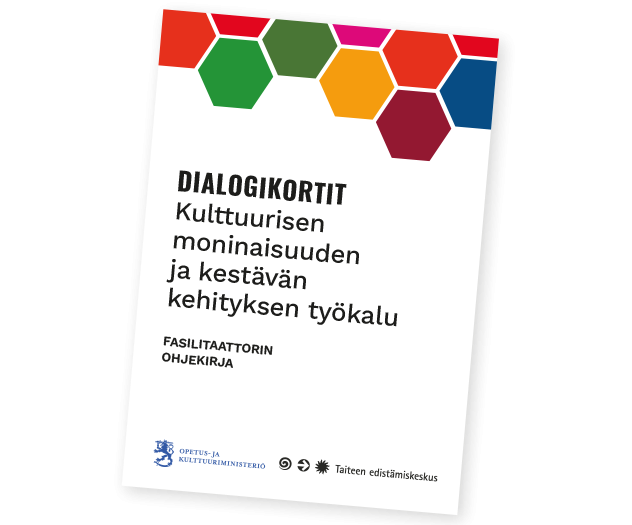 Dialogikorttien ohjekirja. Kannessa on dialogikorttien muotoisista kuusikulmaisista kennoista muodostuva kennosto sekä otsikko "Dialogikortit - Kulttuurien moninaisuuden ja kestävän kehityksen työkalu. Fasilitaattorin ohjekirja".