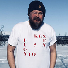 Marko Hämäläinen seisoo t-paidassa lumisessa maisemassa.
