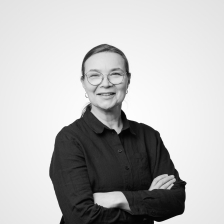 Mustavalkoinen kasvokuva Heidi Vasarasta.