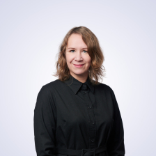 Laura Manninen puolikuvassa