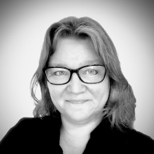 Mustavalkoinen kuva henkilön kasvoista.