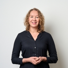 Laura Manninen puolikuvassa