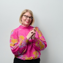 Kasvokuva Kati Nuorasta vaalealla taustalla